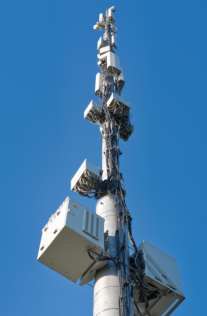 Antena de torre celular de telecomunicaciones contra el cielo azul Comunicación inalámbrica Internet móvil moderno