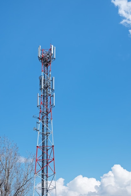 Antena de la torre de telecomunicaciones sobre el cielo azul