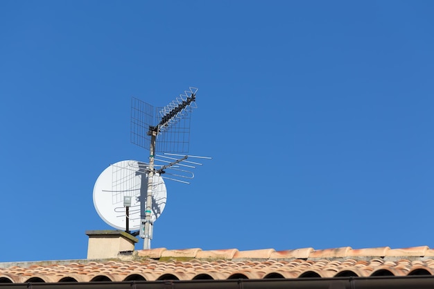 Antena de tv en el techo de una casa