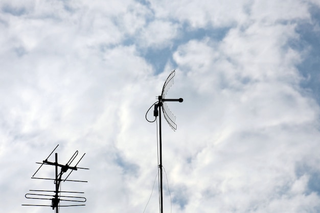 Antena velha das televisões em urbano