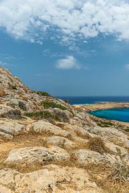 Antenas altas no território da base militar britânica na costa mediterrânea