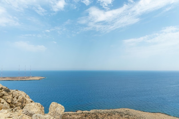 Antenas altas no território da base militar britânica na costa mediterrânea