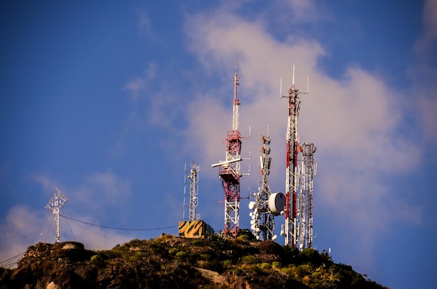 Antenas Blancas y Rojas