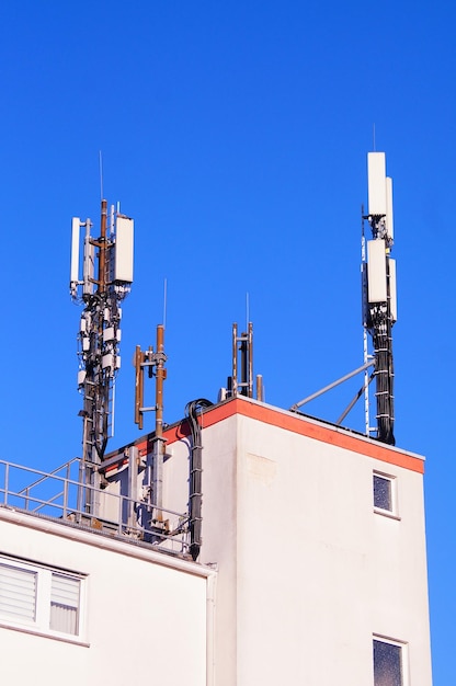 Antenas celulares en un techo en Oberursel, Alemania.