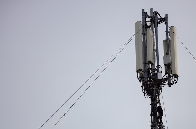 Antenas celulares en el techo Torre de telecomunicaciones de 4G y 5G celular