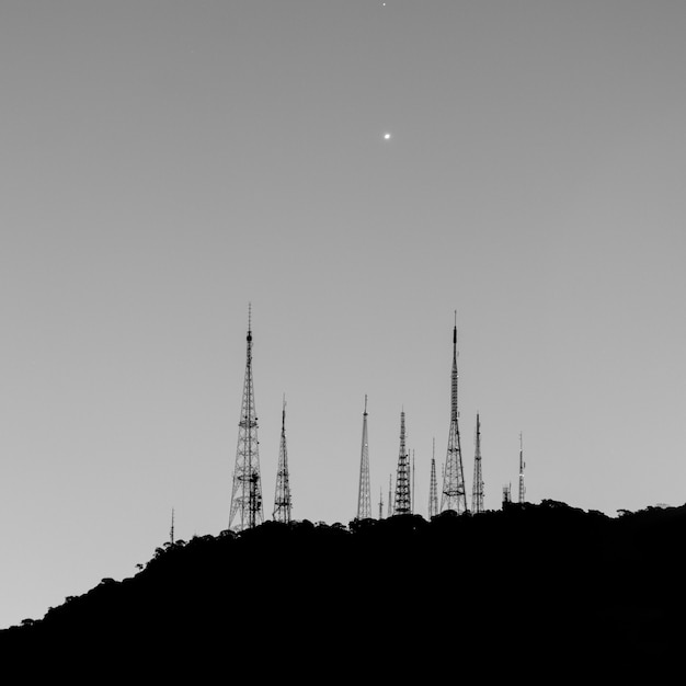 Antenas en la colina sumare en Río de Janeiro, Brasil.