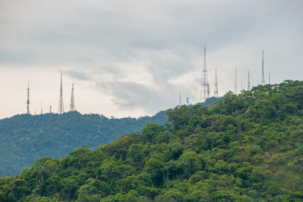 Foto antenas de comunicación en la cima de la colina sumare en río de janeiro, brasil.