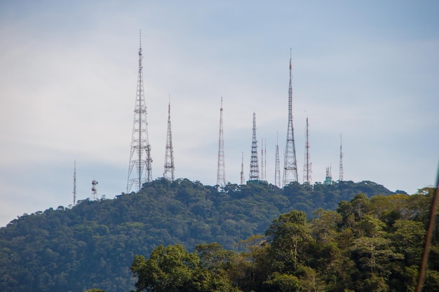 Antenas de comunicación Sumare vistas desde la laguna Rodrigo de Freitas en Río de Janeiro, Brasil