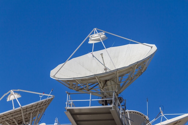 Antenas de comunicação voltadas para o céu no centro do rio de janeiro, brasil.