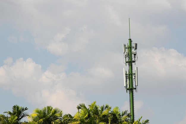 Antenas de redes de rádio de telefonia móvel com céu azul