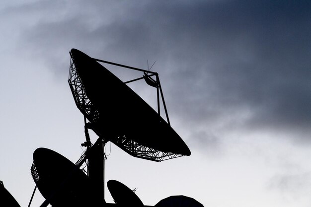 Foto antenas de satélite silhueta preta
