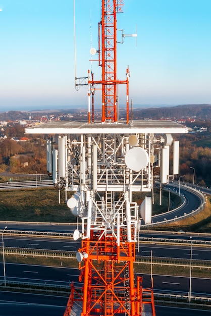 Antenas gsm em uma torre alta contra o céu azul 5g 4g antenas para comunicação celular