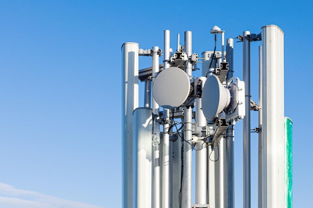 Antenas GSM em uma torre alta contra o céu azul 5g 4g antenas para plano de closeup de comunicação celular