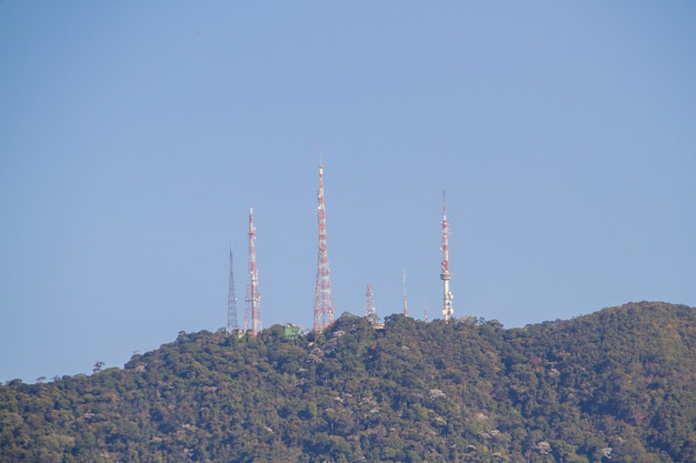 Antenas no alto do morro do sumaré no rio de janeiro, brasil.