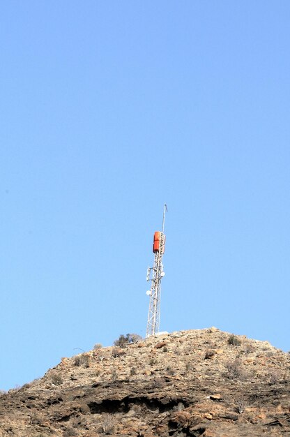 Antenas no topo de uma colina