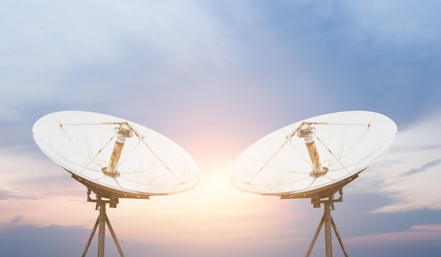 Antenas parabólicas bajo el cielo