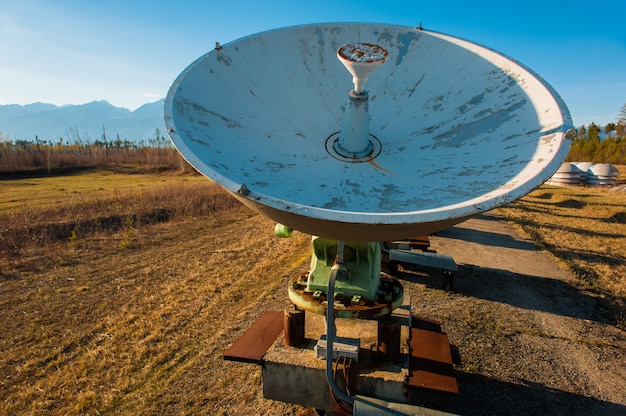 Antenas parabólicas en la cumbre en el día del sol.