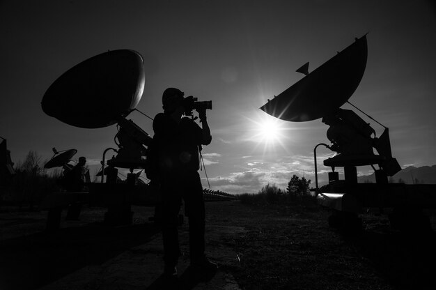 Antenas parabólicas en la cumbre en el día del sol.