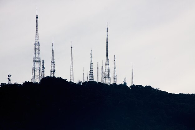 Antenas Sumare en el parque nacional de Tijuca en Río de Janeiro, Brasil