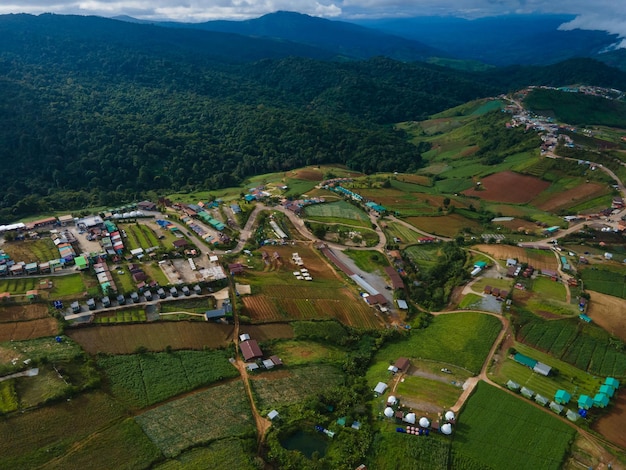 Las antenas ven el camino sinuoso, el camino a la montaña a Phu Thap Boek Phetchabun Tailandia