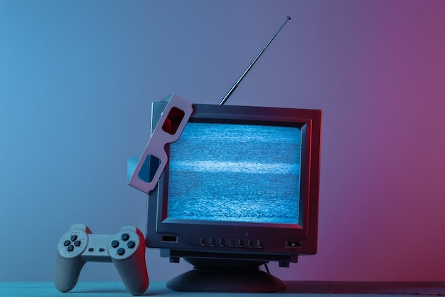 Antenne altmodischer Fernsehempfänger mit Anaglyphen-Stereobrille Gamepad in rosa blauem Neonlicht mit Farbverlauf Retro-Medienunterhaltung 80er Jahre Retro-Welle