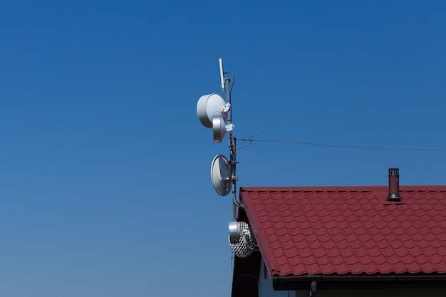 Antenne auf dem Haus mit blauem Himmel