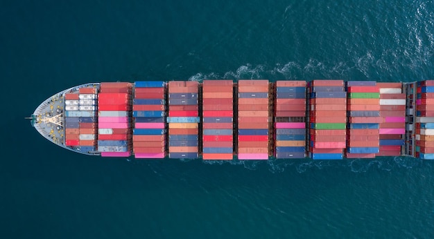 Antenne des Frachtschiffs, das Container trägt und für Exportgüter vom Frachthafen zu einem anderen Ozeankonzept-Frachtschiff auf blauem Meer läuft