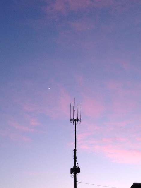 Antenne gegen launischen Himmel