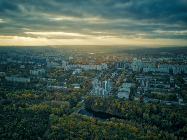 Antenne über der Stadt im Herbst bei Sonnenuntergang kihinev Stadt Moldawien Republik von