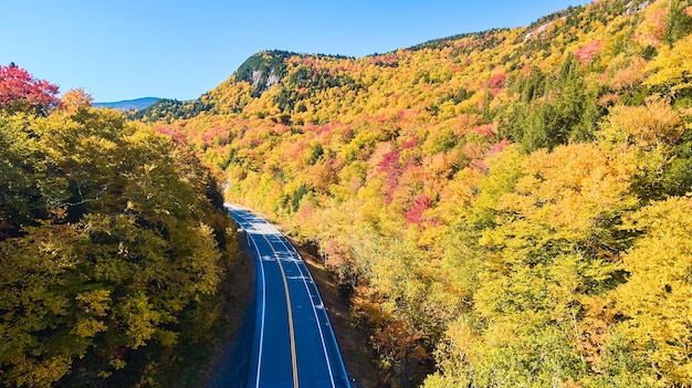 Antenne über Straße durch die Berge von New Hampshire im Herbst