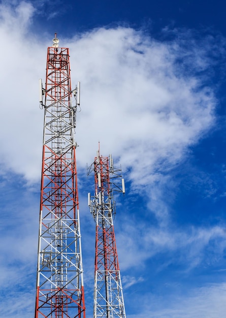 Antenne und Mobilfunkturm im blauen Himmel