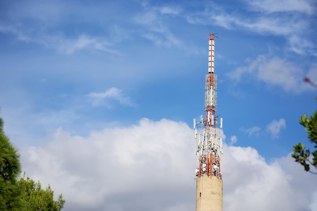 Antenne unter blauem Himmel