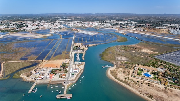 Antenne. Vier Gewässer, ein Fluss auf der Insel Tavira. Quatro aguas