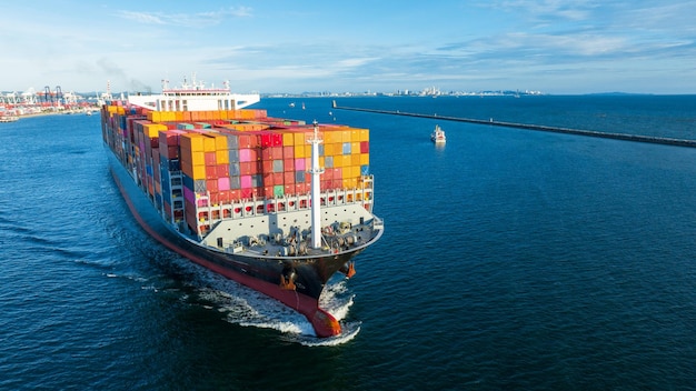 Antenne vor Frachtschiff, das Container trägt und für Exportgüter vom Frachthofhafen läuft