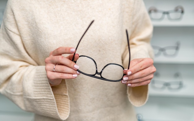 Anteojos anteojos modernos con lentes elegantes Gafas elegantes sosteniendo en las manos