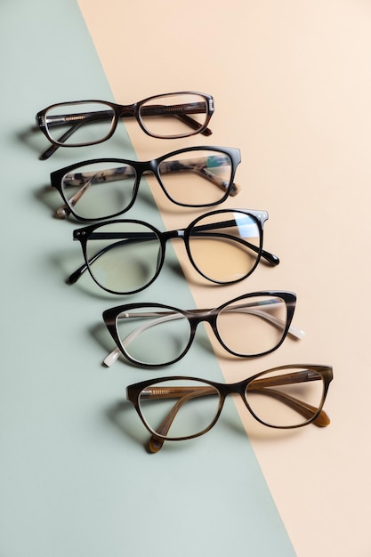 Anteojos con estilo sobre fondo de color Prueba de visión de tienda óptica concepto de gafas con estilo