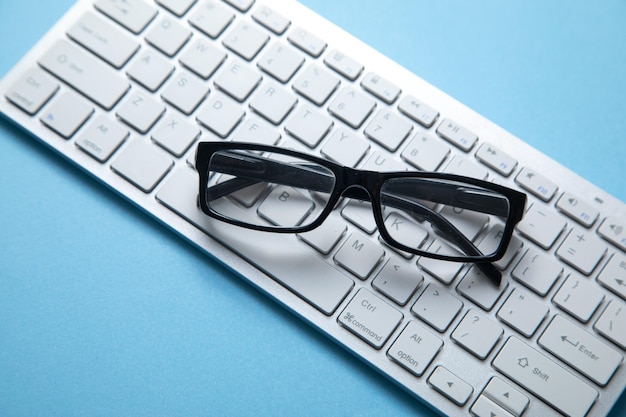 Anteojos negros con teclado de computadora