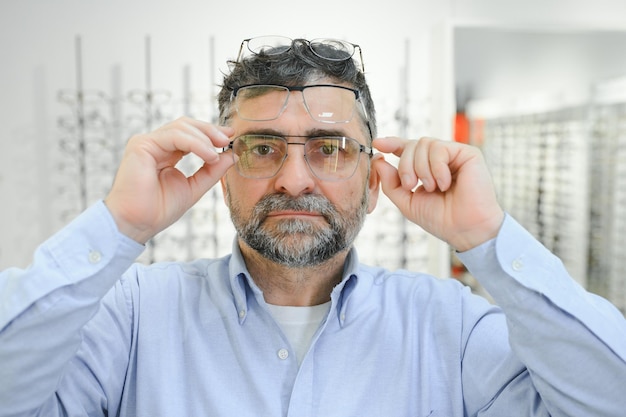 Los anteojos verifican la visión de la tercera edad y el anciano en una clínica de optometría de consultoría para el bienestar Sonrisa feliz y cara vieja con marco de lente y opción de anteojos en una tienda para obtener ayuda para obtener una receta