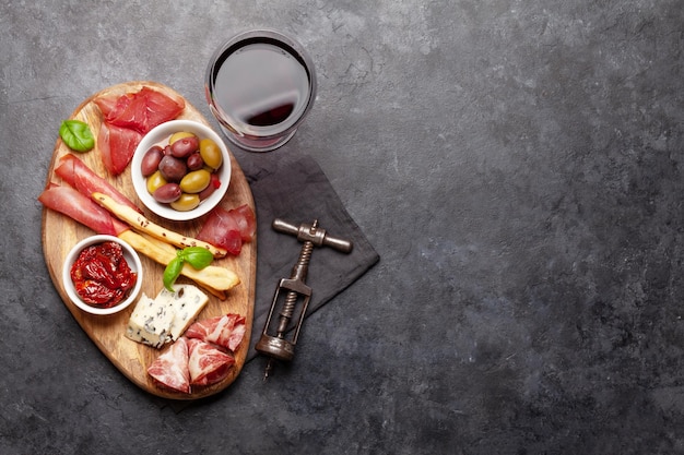 Antepasto de carne de queijo e azeitonas