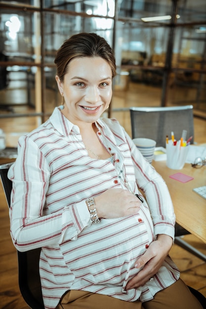 Antes de dar a luz. Mujer embarazada se siente súper emocionada antes de dar a luz a su primer bebé