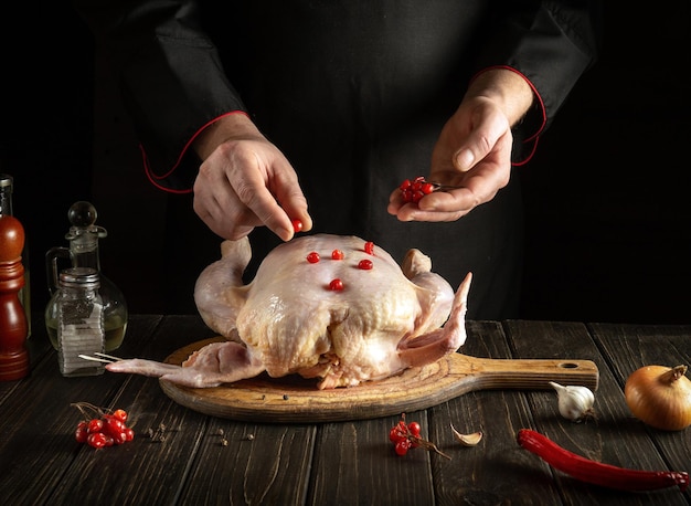 Antes de assar, o chef adiciona viburnum vermelho ao frango cru.