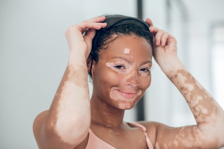 Foto antes de dormir. jovem mulata colocando uma máscara para dormir