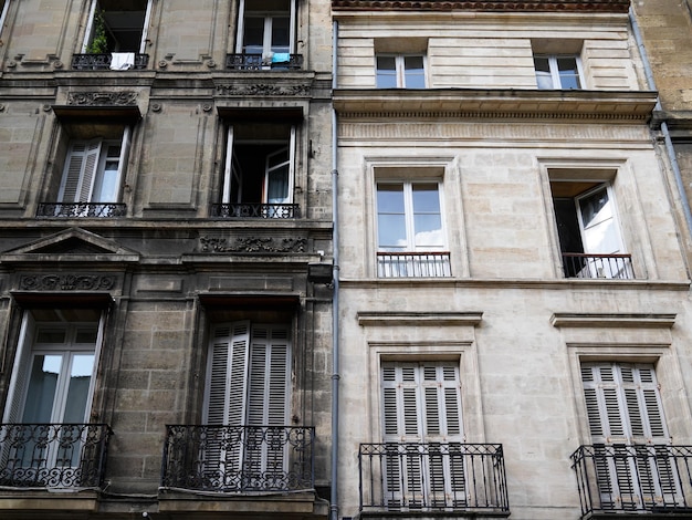 Antes y después de la comparación de fachadas de edificios limpios con la diferencia entre la fachada de la ciudad de dos casas