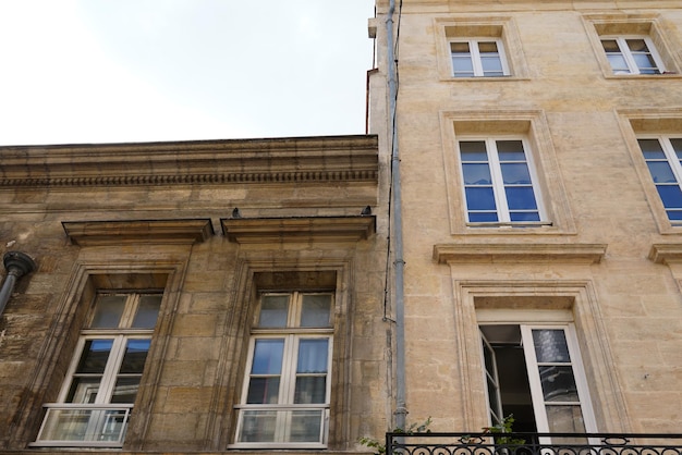 Antes y después de la comparación de la limpieza de fachadas de edificios versus lavado de fachadas de casas limpias y sucias