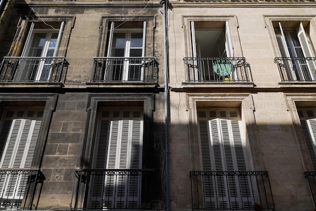 Antes e depois de limpar a renovação da fachada de lavagem fora do edifício de fachadas negligenciadas limpas da casa