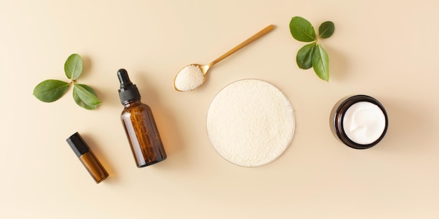 Anti-Aging-Kosmetika und Kollagenpulver in einer Petrischale auf einem beigenen Hintergrund