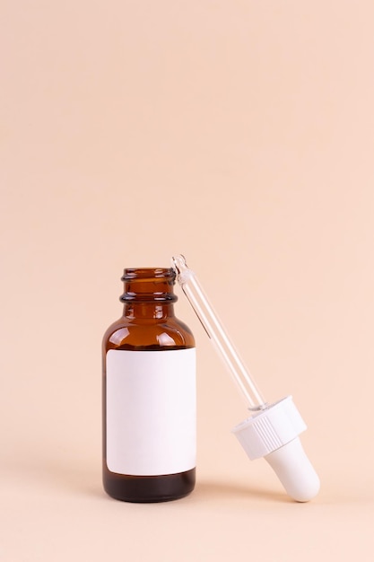 Anti-Aging-Serum mit Kollagen und Peptiden in dunkler Glasflasche mit Tropfer