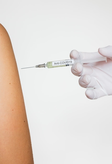 Anti-covid-19. Vacina para o coronavírus. aplicando no ser humano