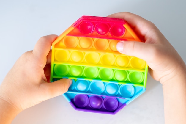Anti-Stress-Spielzeug für Kinder in Kinderhänden, Trend, Kinderentwicklung, Lernspielzeug