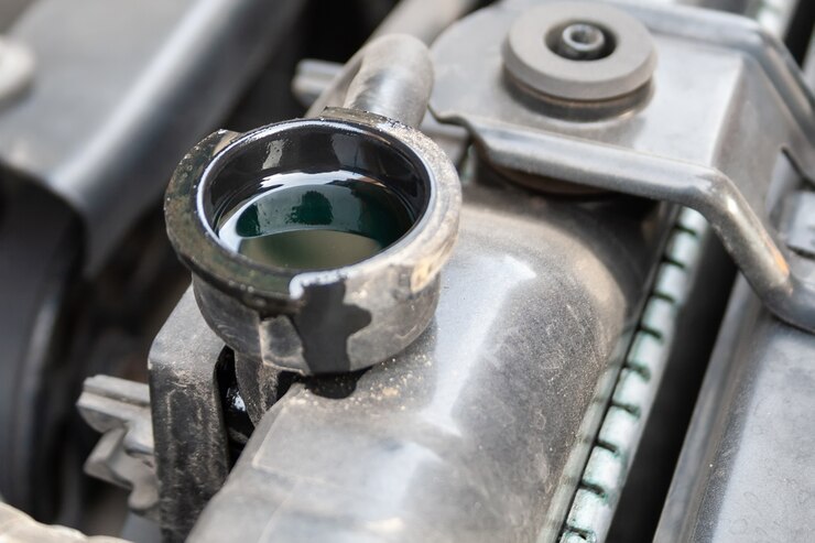 Anticongelante en el radiador. Detalle de primer plano del compartimento del motor de un coche Flat-four (boxer) bajo el capó abierto